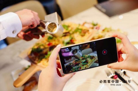 单权|必胜客迎三十岁生日 首位入店客享全年免单权