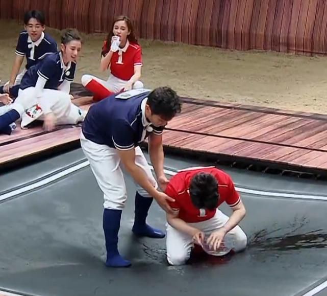  到张大大|张大大端水立“坚强人设”，谁注意身后baby的表情，都懒得装