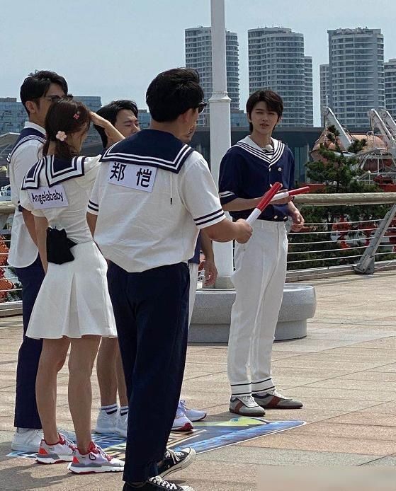  心疼|郑恺有多厉害？蔡徐坤的头按进水里，脸被憋红还不放手：让人心疼