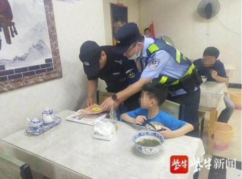 硬币|5岁男童独自到面馆就餐,掏硬币付钱时老板果断把他留下了