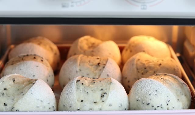  自制|自制吐司太难了，不如做芝麻球，简单，香气四溢，低糖又少油