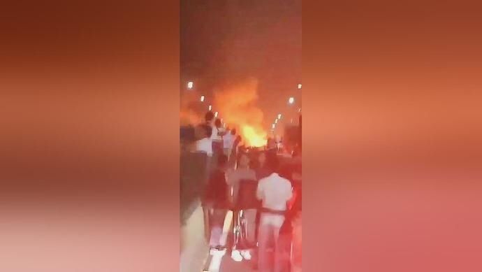 现场|该地深夜突发！一声巨响，火光熊熊！