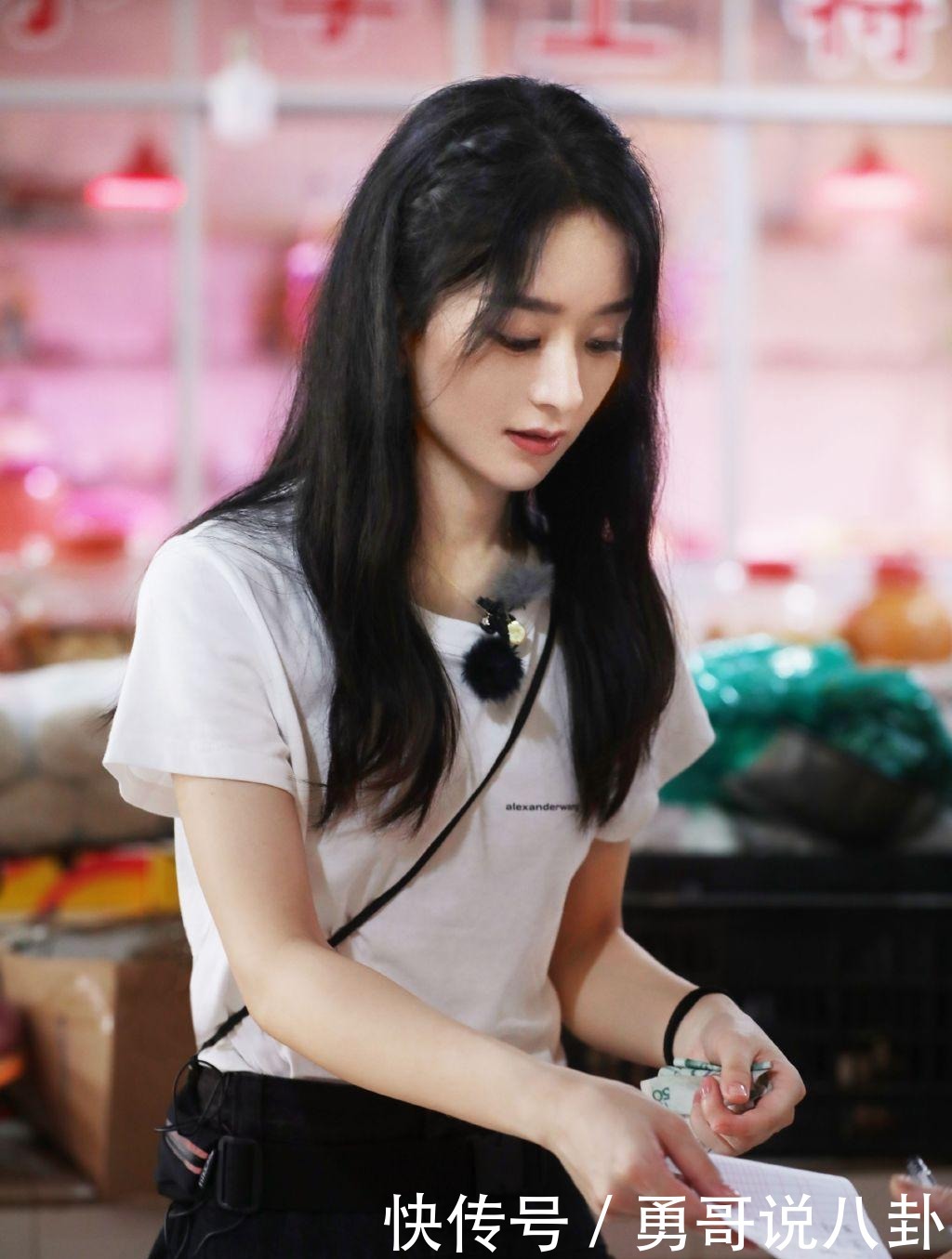 天天向上|赵丽颖做客《天天向上》,被汪涵问是否请王一博吃过饭,酷盖回答太实诚