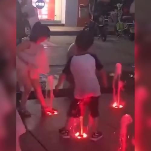 孩子|熊孩子在喷泉里玩得不亦乐乎,网友:看来这孩子的家长是真的心大