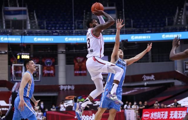 国家队|场场比赛喷裁判！放着外援不用，揪着赵睿不放，这还执教国家队？