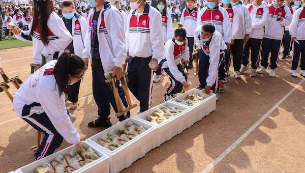 大学|大学迎新典礼送秋天的第一车奶茶 学生疯狂呐喊