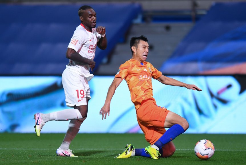 体育|泰山体育评选中超半程最佳阵容，鲁能3人入选