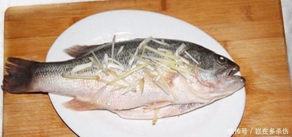 关键|清蒸鲈鱼时,这一步很关键,否则,蒸出的鲈鱼不滑嫩!