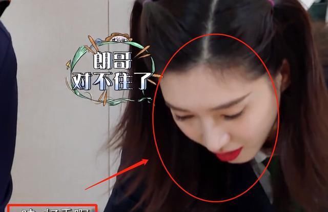  特写|嘉宾游戏奖励吃鸡，画面特写在江疏影的嘴巴，真吃假吃一望而知