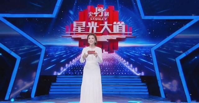  主持|央视主持朱迅上班太萌，穿粉色长裙跳无价之姐，忘记动作全场欢呼