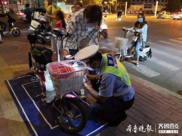 自行车|泰安：便民！交警夜市“摆摊”开展电动自行车登记挂牌活动