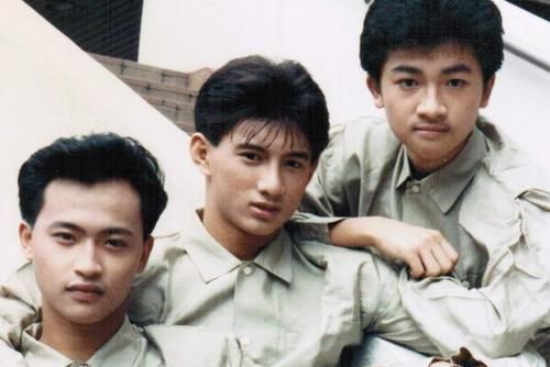  近况|陈志朋近况曝光，穿西装接商演，卖力演唱人气却“惨淡”