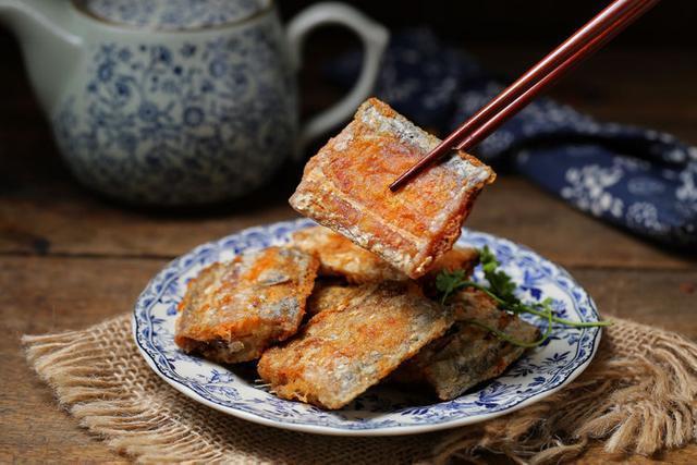  常规|带鱼的常规做法，下锅前多1步，怎么煎都不破皮