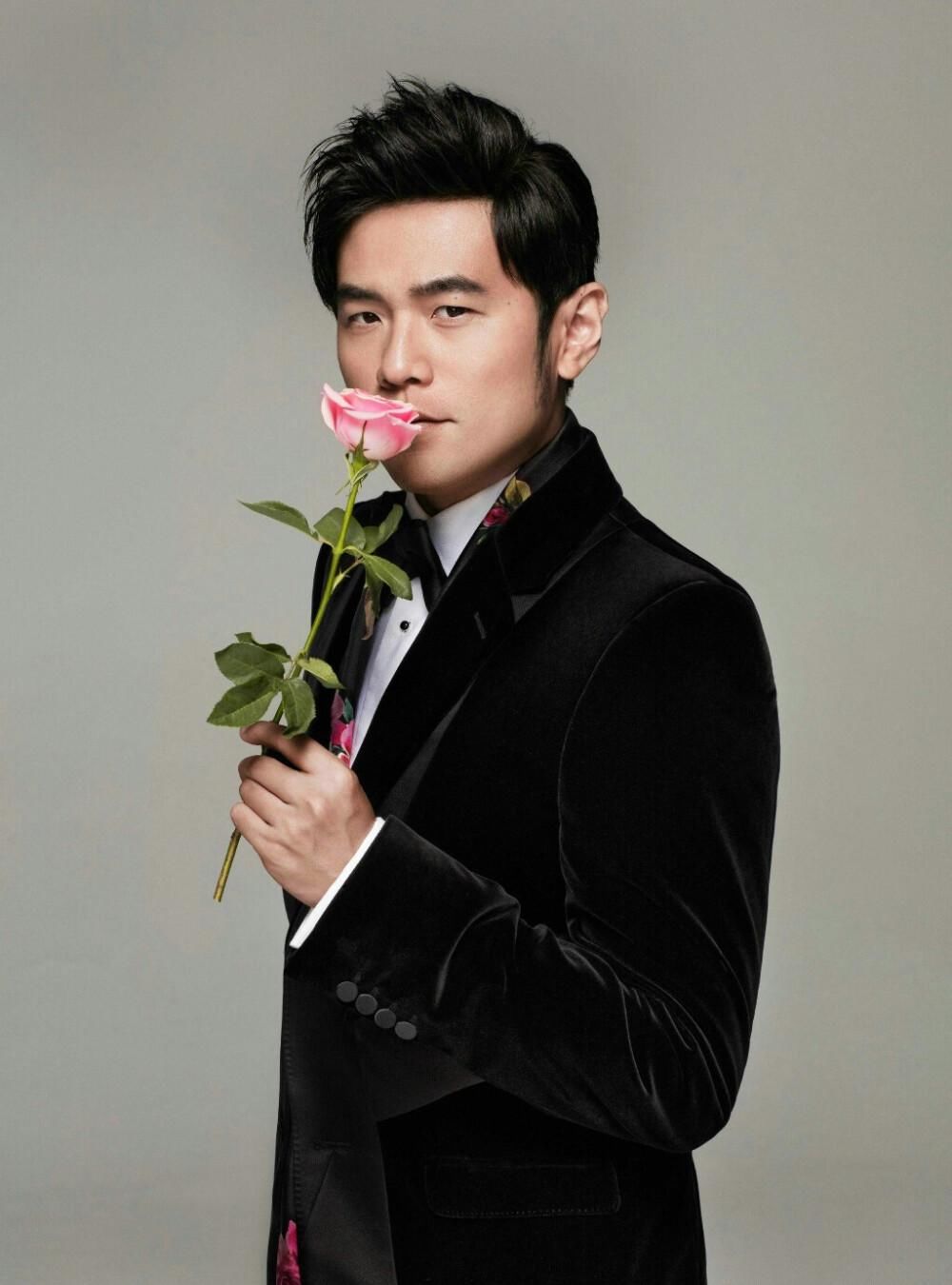 走下坡路|华语乐坛在走下坡路,抄袭和口水歌成主流,华晨宇和邓紫棋成希望