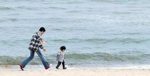  带着孩子一|儿童教育专家：在这3件事上，宝爸做确实比宝妈做结果要好