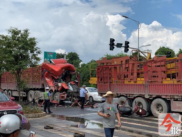 卷入|突发!柳长路两大货车发生追尾事故,一辆电动车被卷入车轮之下