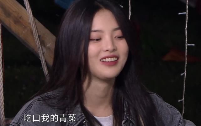  单身|杨超越夹菜给邓伦吃，谁注意邓伦接下来反应？单身者的避嫌