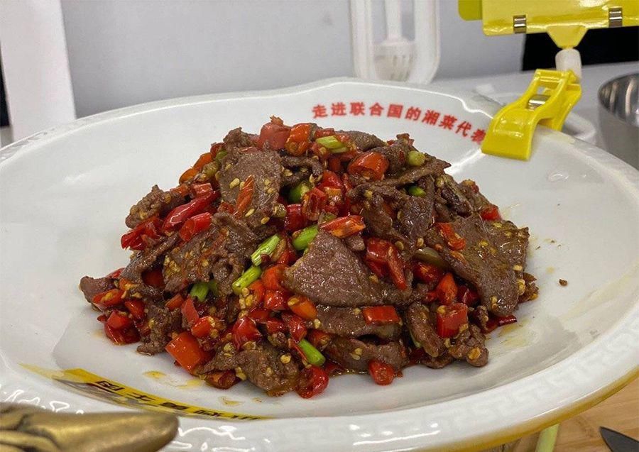  身材|赵丽颖出席《中餐厅》发布会，橙色露肩上衣显身材，拿手菜被曝光