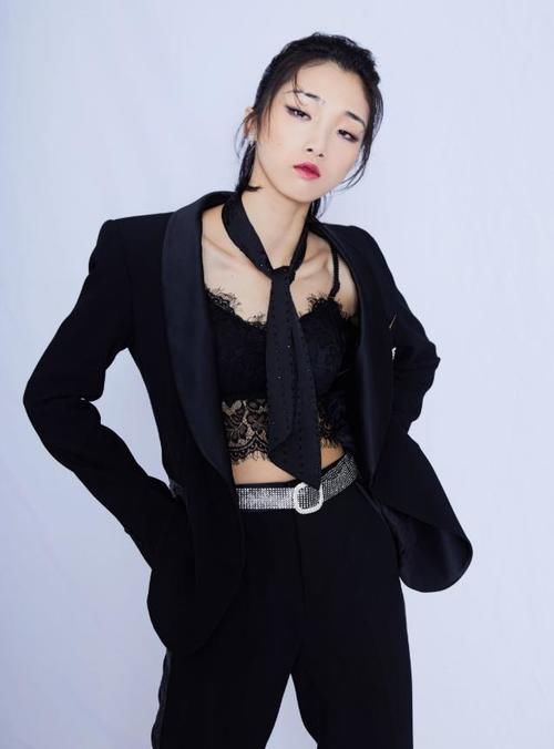  保护|火箭少女全员护送Yamy离场，围大圈保护她，网友调侃：没必要