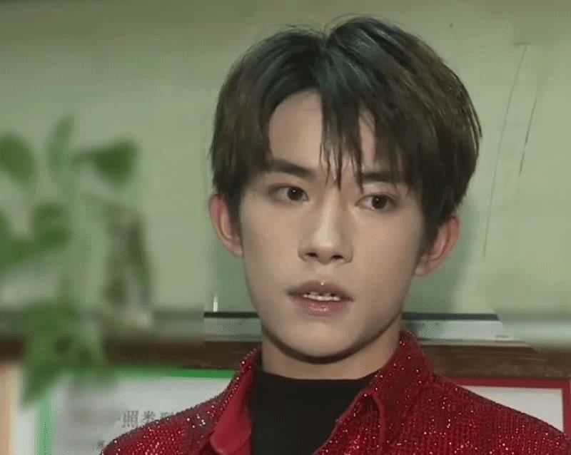  央视|央视选秀节目官宣少年榜样！易烊千玺第一个被认证，表彰词高级