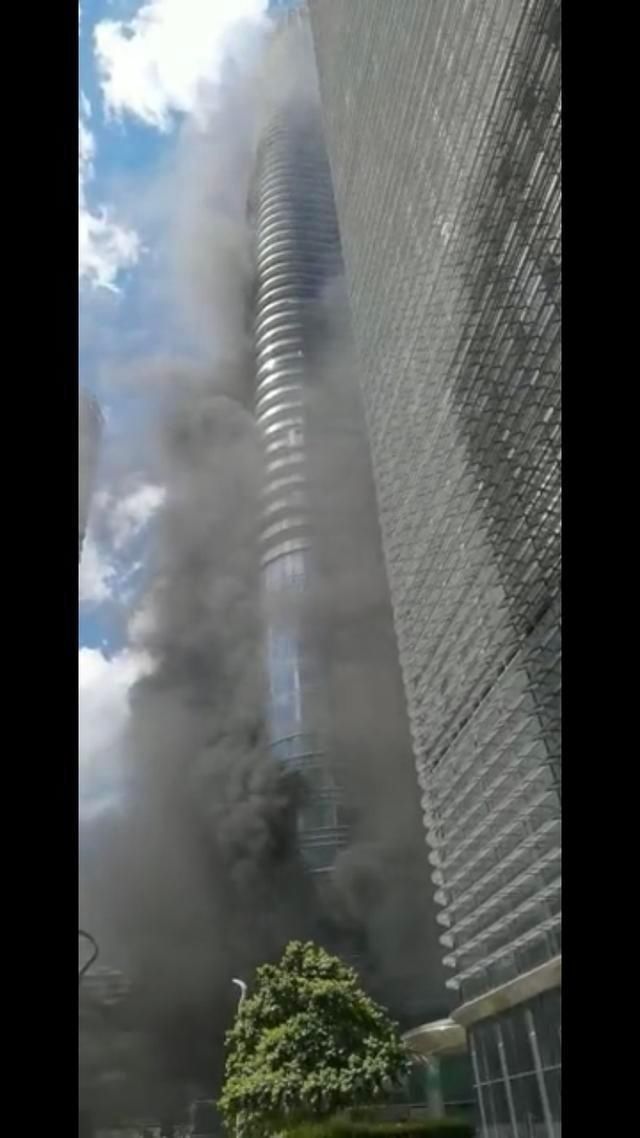  广场|深圳中心区一广场起火，浓烟十数层楼高，系建材发生燃烧