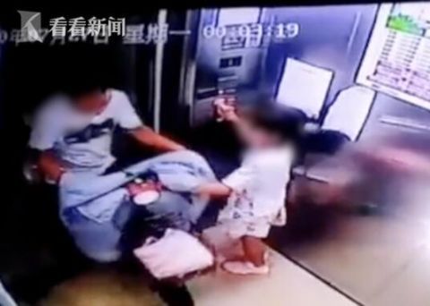  小女孩|男子骑电动车冲进电梯 被小女孩劝阻竟...