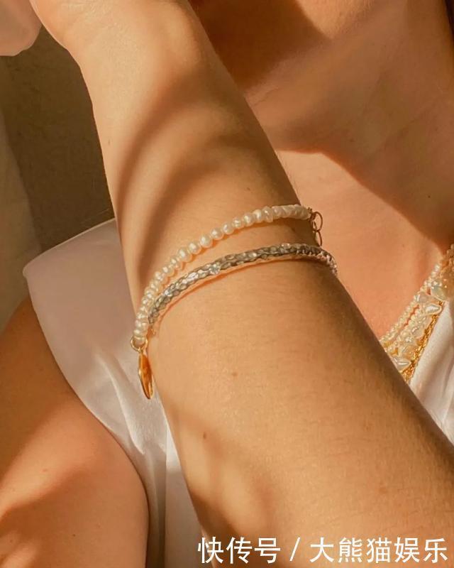 珍珠饰品|年轻人越来越爱珍珠配饰，看看都有哪些明星带火的款