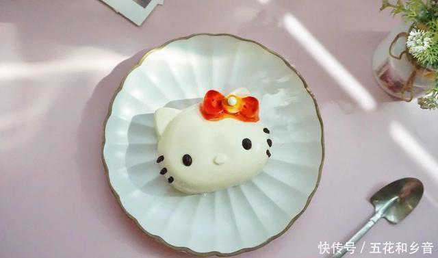  芒果|女儿生日说要吃慕斯蛋糕，我给她做了可爱的卡通蛋糕，她开心极了