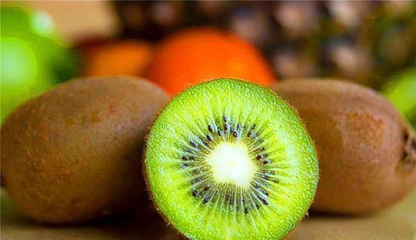 发黄|女生皮肤发黄缺水？吃这4菜4果，皮肤水润白皙，比化妆品还好用！