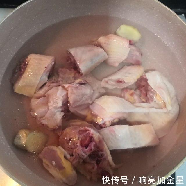  好喝|茶树菇鱼丸鸡汤，营养丰富，鲜美好喝