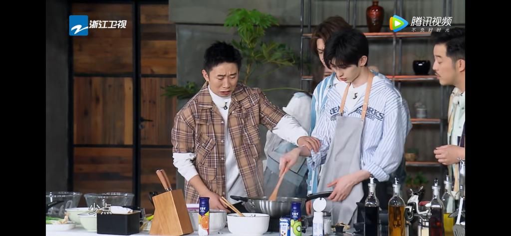  蔡徐坤|蔡徐坤挑战第一次沙溢却在旁边这样