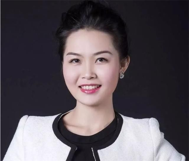 如今|她17岁成海底捞服务员，如今身家30亿：努力拼搏，终能逆风翻盘
