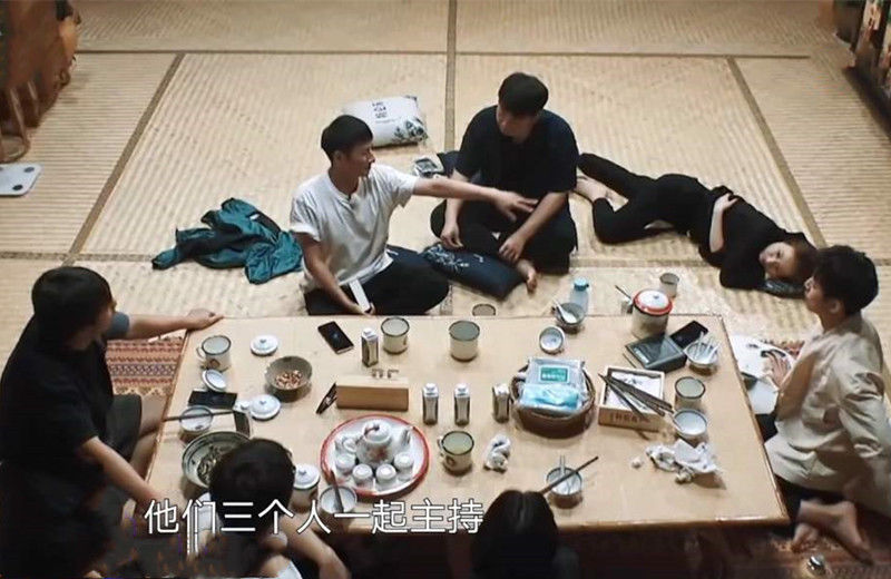  泪流满面|维嘉谈起职业危机泪流满面，吴昕反应很真实，何炅坚持聚会有深意