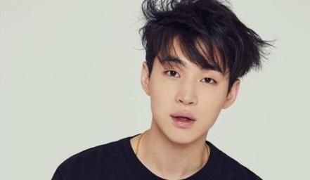  黄磊|被何炅黄磊踢出群聊，退出节目，却在韩国成万人追捧的音乐天才？