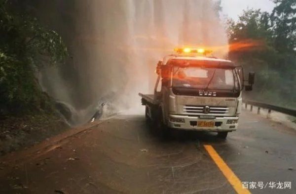 黄锐|一家五口自驾强闯山体落水区不慎侧翻被困洪水下