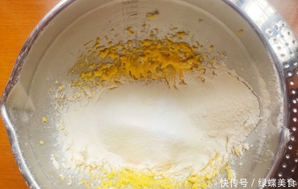  做成|鸡蛋别再炒着吃了，做成小零食，酥香可口，孩子一口气能吃10个
