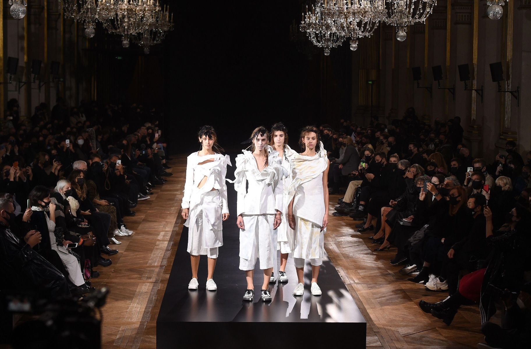  春夏|巴黎时装周：山本耀司发布春夏新品成衣