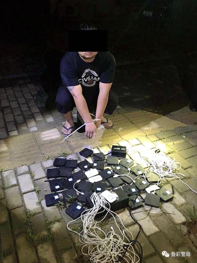  窝点|【打击一线】小心新型诈骗！民警一锅端涉嫌诈骗窝点，缴获30余部作案工具