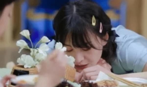  郑爽|吃火锅谭松韵张新成夹肉吃，谁留意郑爽的碗？佩服她的自律