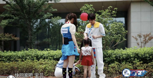  谨言|《奔跑吧》中吴谨言、Baby为显腿长，同穿长筒袜，看到效果后悔了