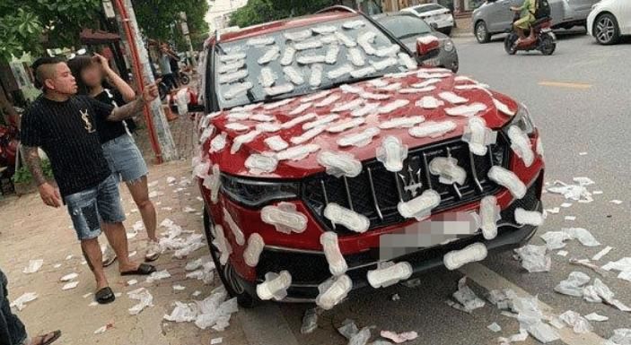 玛莎拉蒂|玛莎拉蒂乱停车，挪车号码是10086，群众报复车主：给你来个惊喜