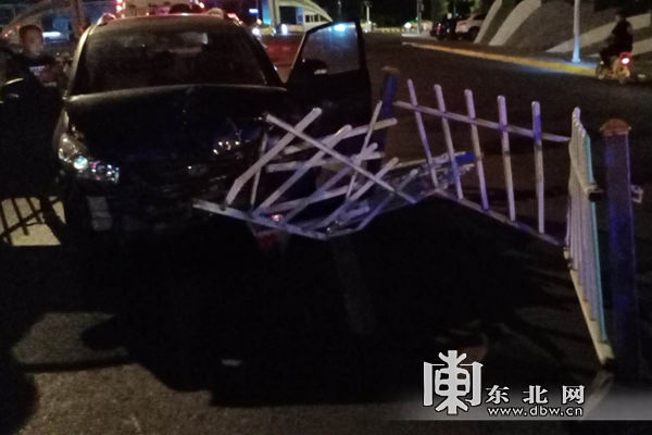  指示|汽车行驶中突然失控 撞飞交通指示杆和多节隔离护栏