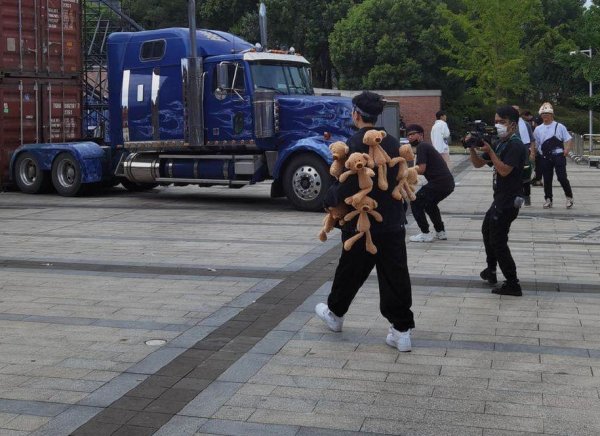  暴扣|《中国新说唱》开录，暴扣哥一身彩虹貂实力抢镜，录制规矩惹爆笑