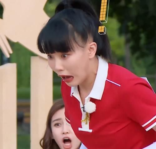 PK|孟美岐与黄龄PK,黄龄把她摔倒的那刻,看出真实基本功