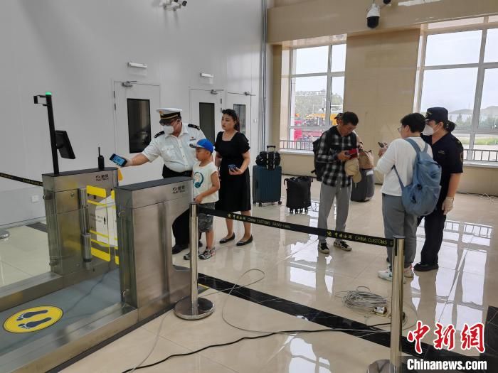 中国东乌珠穆沁旗至蒙古国额尔敦查干县国际道路客运班线通车