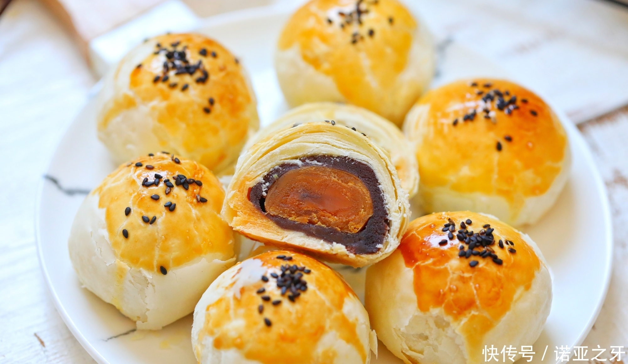 层次分明|中秋将至，它比月饼还好吃，烘焙店都卖疯了，层次分明一碰就掉渣