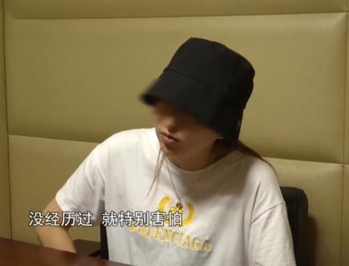  临街|为躲避交警检查，女司机撞翻临街商铺，还把老人给撞倒