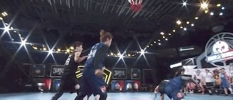 王安宇|李汶翰岳岳抢篮球太激烈,现场混乱像打架,王安宇成“女主角”?