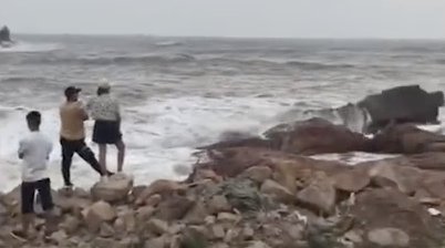 海边|海边拍婚纱照落水，新娘和化妆师遇难，新郎被救时紧紧抱着新娘
