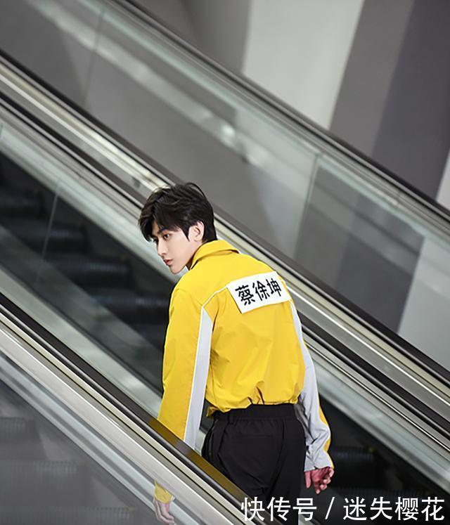  蔡徐坤|蔡徐坤这期跑男太惨了，人没被少框，单也没少买，鞋垫还被偷走了